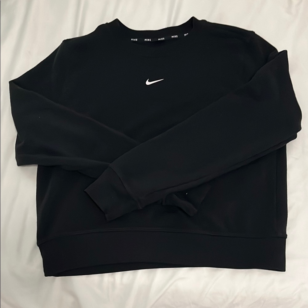 Nike Black Crewneck Sweater with Classic Design